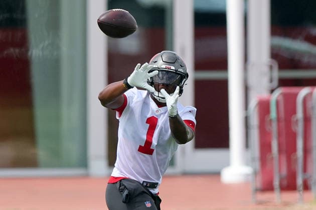TAMPA, FL - June 02: Tampa Bay Buccaneers Runningback Kenny Gainwell (1) goes thru drills during the Tampa Bay Buccaneers OTA workout on June 02, 2026 at the AdventHealth Training Center in Tampa, Florida. (Photo by Cliff Welch Icon Sportswire) NFL, American Football Herren, USA JUNE 02 Buccaneers OTA EDITORIAL USE ONLY Icon357260602046