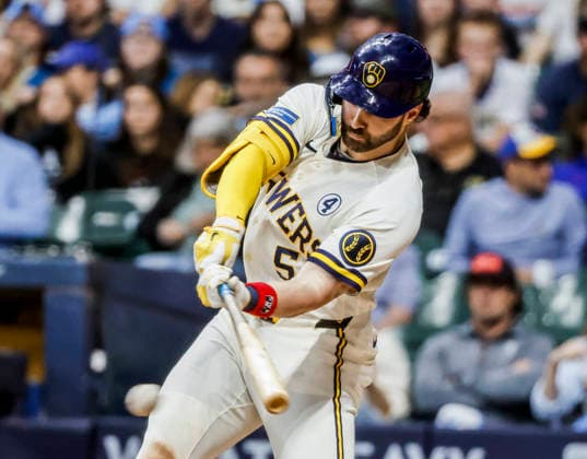 Milwaukee Brewers center fielder Garrett Mitchell hits a single in the sixth inning of the MLB, Baseball Herren, USA game between the San Francisco Giants and the Milwaukee Brewers at American Family Field in Milwaukee, Wisconsin on Tuesday, June 2, 2026.  MIL20260602825 TANNENxMAURY