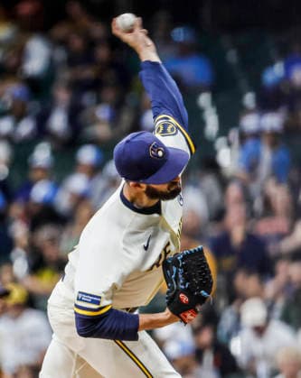 Milwaukee Brewers relief pitcher Aaron Ashby throws in the seventh inning of the MLB, Baseball Herren, USA game between the San Francisco Giants and the Milwaukee Brewers at American Family Field in Milwaukee, Wisconsin on Tuesday, June 2, 2026.  MIL20260602826 TANNENxMAURY