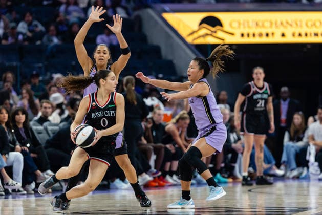 SAN FRANCISCO, CA - JUNE 02: Carla Leite 0 of the Portland Fire controls the ball against Kaitlyn Chen 2 of the Golden State Valkyries during a game on June 2, 2026 at Chase Center in San Francisco, CA. (Photo by Matthew Huang Icon Sportswire) WNBA, Basketball Damen, USA JUN 02 Portland Fire at Golden State Valkyries EDITORIAL USE ONLY Icon260602007