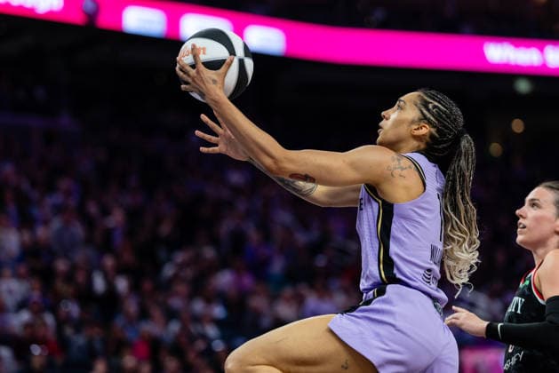 SAN FRANCISCO, CA - JUNE 02: Gabby Williams 1 of the Golden State Valkyries lays up the ball during a game against the Portland Fire on June 2, 2026 at Chase Center in San Francisco, CA. (Photo by Matthew Huang Icon Sportswire) WNBA, Basketball Damen, USA JUN 02 Portland Fire at Golden State Valkyries EDITORIAL USE ONLY Icon260602015
