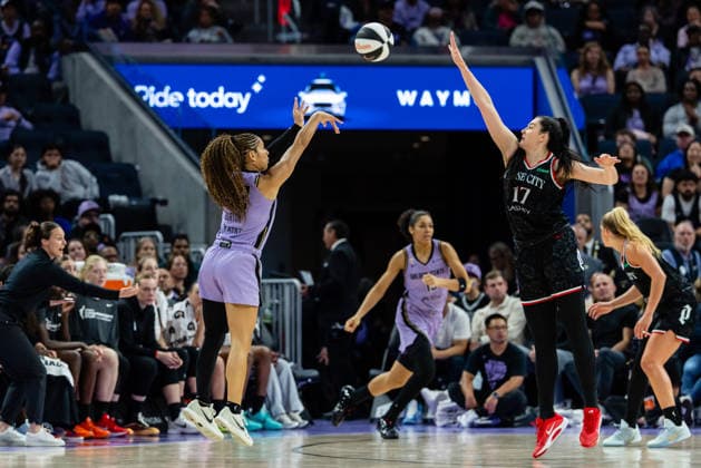 SAN FRANCISCO, CA - JUNE 02: Veronica Burton 22 of the Golden State Valkyries makes a three against Megan Gustafson 17 of the Portland Fire during a game on June 2, 2026 at Chase Center in San Francisco, CA. (Photo by Matthew Huang Icon Sportswire) WNBA, Basketball Damen, USA JUN 02 Portland Fire at Golden State Valkyries EDITORIAL USE ONLY Icon260602024