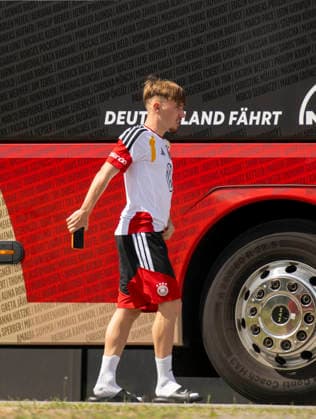 01 06 2026, Football, DFB national team Germany, last training session before departure to the USA for the 2026 World Cup, at the DFB Campus in Frankfurt am Main Lennart Karl Germany gets off the team bus