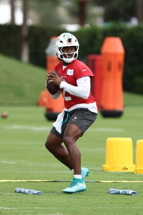 American Football,NFL, Miami Dolphins, Pressekonferenz und Training MIAMI GARDENS, FL - JUNE 03: Miami Dolphins quarterback Malik Willis (2) participates in drills during Miami Dolphins Minicamp on Wednesday, June 3, 2026 at Baptist Health Sports Center in Miami Gardens, FL (Photo by Peter Joneleit Icon Sportswire) NFL, American Football Herren, USA JUN 03 Miami Dolphins Minicamp EDITORIAL USE ONLY Icon260603016