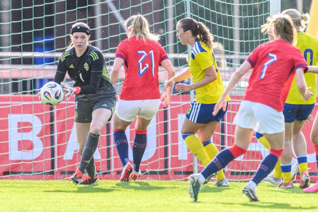 260603 Goalkeeper Elvira Björklund of Sweden and Iris Omarsdottir of Norway during the U23 womenÂs international friendly football match between Sweden and Norway on June 3, 2026 in Kalmar Photo Suvad Mrkonjic BILDBYRAN COP 170 SM0467 fotboll football soccer fotball u23 under 23 sverige sweden norge norway dam bbeng  Copyright: SUVADxMRKONJIC BB260603SM091