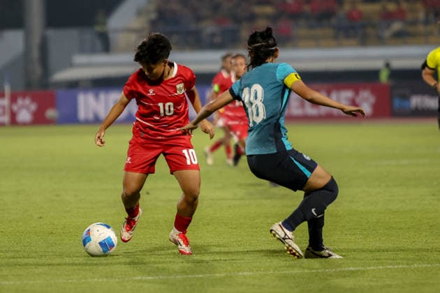 Fußball, Frauen, Testspiel, Indonesien - Singapur Indonesia V Singapore Women s national team, Nationalteam - FIFA Women s Matchday Indonesian national team player Sheva Imut dribbles the ball during the match between Indonesia and Singapore Women s national teams at the FIFA Women s Matchday held at Arcamanik Stadium in Bandung, Indonesia, on June 3, 2026. Bandung Indonesia  Copyright: xRyanxSuherlanx originalFilename:suherlan-indonesi260603_npE1V.jpg