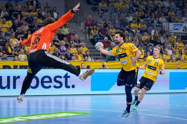 from left Joel Birlehm goalkeeper, Die Recken, 35 , Dani Baijens RNL, 77 , during jump shot, throw, goal shot, action, action scene, 03 06 2026, Mannheim Germany , Handball, Bundesliga, Rhein Neckar Löwen TSV Hannover Burgdorf xozx