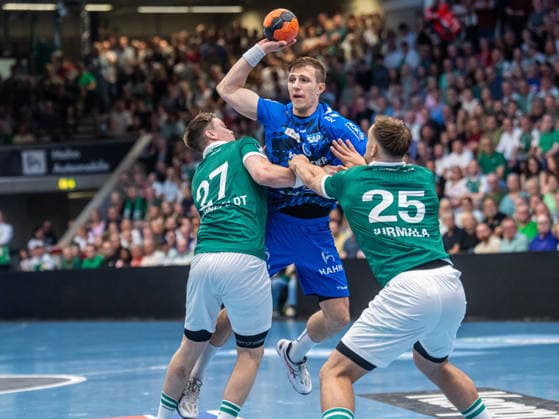 Simone Mengon TVB Stuttgart, 15 in duel withOskar Sunnefeldt Frisch Auf Goeppingen, 27 and Ludvig Jurmala Astroem Frisch Auf Goeppingen, 25 , Frisch Auf Goeppingen vs TVB Stuttgart, Handball, 1 Bundesliga, Men, Season 2025 2026, 03 06 2026, Frisch Auf Goeppingen vs TVB Stuttgart, Handball, 1 Bundesliga, Men, Season 2025 2026, 03 06 2026 Goeppingen Copyright: xEibner-Pressefoto MichaelxSchmidx EP_MST