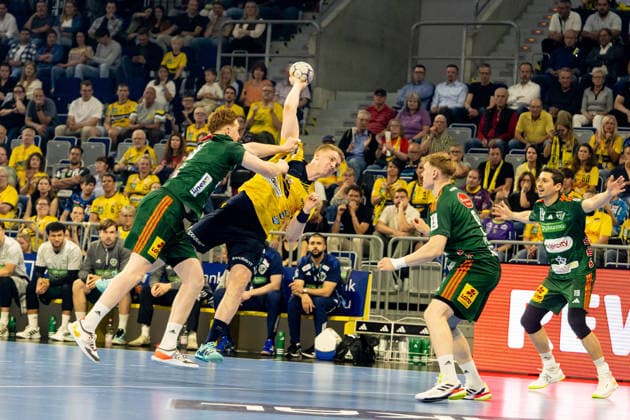 03 06 2026, xdaymx, Handball Daikin HBL, Rhein Neckar Loewen TSV Hannover Burgdorf vl Lukas Stutzke TSV Hannover Burgdorf tries to stop Haukur Thrastarson Rhein Neckar Löwens finish in vain DFL DFB REGULATIONS PROHIBIT ANY USE OF PHOTOGRAPHS as IMAGE SEQUENCES and or QUASI VIDEO Mannheim
