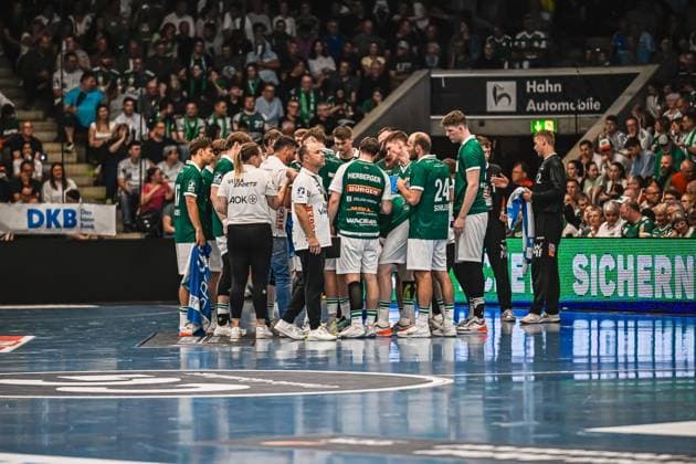 The Frisch Auf Göppingen team gathers on the pitch during a time-out for a tactical discussion Niklas Herberger 9 and Marcel Schiller 24 as well as coaching staff and coach Oskar Sunnefeldt 27 Frisch Auf Göppingen during time-out discussion Copyright: xspeedshotx xDorianfrickx