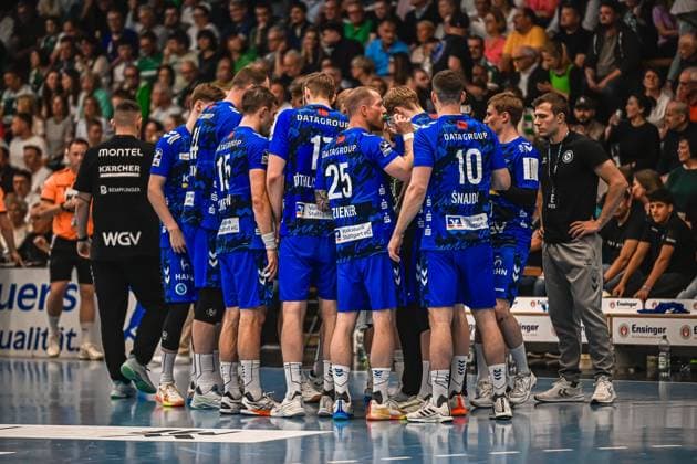 The players of TVB Stuttgart stand together on the pitch during a time-out in a team meeting Visible are Samuel Röthlisberger 17 , Patrick Zieker 25 and Ivan Snajder 10 TVB Stuttgart time-out meeting against Frisch Auf Göppingen Copyright: xspeedshotx xDorianfrickx