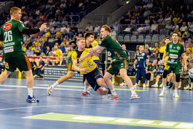 03 06 2026, xdaymx, Handball Daikin HBL, Rhein Neckar Loewen TSV Hannover Burgdorf Haukur Thrastarson Rhein Neckar Löwen is tackled hard by Renars Uscins TSV Hannover Burgdorf and Lukas Stutzke TSV Hannover Burgdorf DFL DFB REGULATIONS PROHIBIT ANY USE OF PHOTOGRAPHS as IMAGE SEQUENCES and or QUASI VIDEO Mannheim