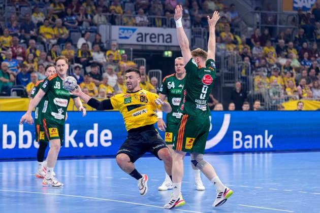 from left Jannik Kohlbacher RNL, 80 , Justus Fischer Die Recken, 54 , Vilhelm Poulsen Die Recken, 9 , at goal throw, action, action, game scene, 03 06 2026, Mannheim Germany , Handball, Bundesliga, Rhein Neckar Löwen TSV Hannover Burgdorf xozx