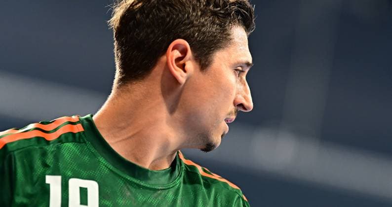 Close-up of Marius Steinhauser 19, TSV Hannover Burgdorf in green jersey with orange stripes The player looks to the side in concentration during the DAIKIN HBL handball match between Rhein Neckar Löwen and TSV Hannover Burgdorf on 03 06 2026 at the SAP Arena Mannheim Marius Steinhauser 19, TSV Hannover Burgdorf in portrait Copyright: xMichaelxGelhardtx