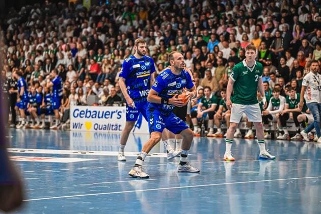 Kai Häfner 34 TVB Stuttgart carries the ball in the attacking movement, in the background Samuel Röthlisberger 17 TVB Stuttgart accompanies the move Oskar Neudeck 2 Frisch Auf Göppingen observes the scene from the side Kai Häfner 34 TVB Stuttgart with the ball in attack against Frisch Auf Göppingen Copyright: xspeedshotx xDorianfrickx