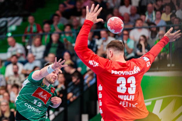 L R Ian Weber GWD Minden, 13 in goal throw against Andreas Wolff THW Kiel, 33 GER, GWD Minden vs THW Kiel, Handball, 1 Bundesliga, 33 Matchday, Season 2025 2026, 03 06 2026 GER, GWD Minden vs THW Kiel, Handball, 1 Bundesliga, 33 Matchday, Season 2025 2026, 03 06 2026 Minden Copyright: xEibner-Pressefoto JanxRollingerx EP_JSK