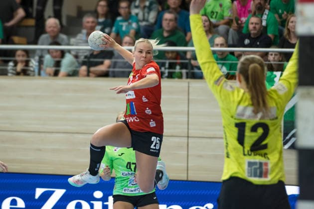 Lilli Röpcke Halle, 25 , Goalkeeper Zoe Ludwig Berlin, 12 , SV Union Halle Neustadt vs Füchse Berlin, Spreefüxxe, Handball Bundesliga Frauen, Relegation, First leg, Season 2025 26, 03 06 2026 Halle SWH Arena Sachsen Anhalt Germany