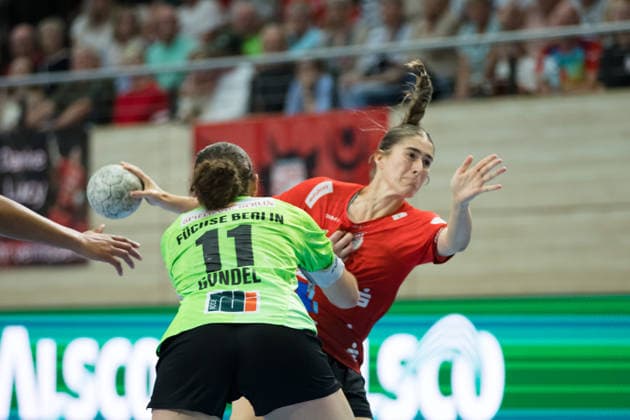 Lucy Gündel Berlin, 11 , Tabea Wipper Halle, 22 , SV Union Halle Neustadt vs Füchse Berlin, Spreefüxxe, Handball Bundesliga Frauen, Relegation, First leg, Season 2025 26, 03 06 2026 Halle SWH Arena Sachsen Anhalt Germany