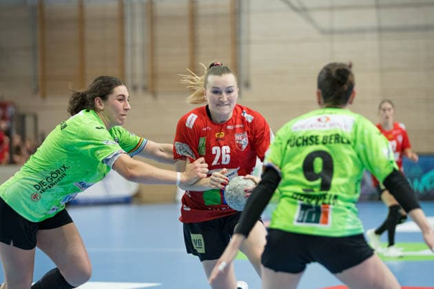 Lucy Gündel Berlin, 11 , Cara Reuthal Halle, 26 , Anais Gouveia Berlin, 9 , SV Union Halle Neustadt vs Füchse Berlin, Spreefüxxe, Handball Bundesliga Frauen, Relegation, First leg, Season 2025 26, 03 06 2026 Halle SWH Arena Sachsen Anhalt Germany