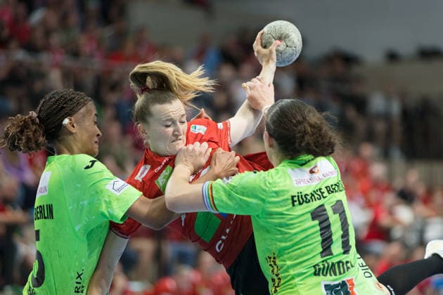 Naomi Conze Berlin, 5 , Cara Reuthal Halle, 26 , Lucy Gündel Berlin, 11 , SV Union Halle Neustadt vs Füchse Berlin, Spreefüxxe, Handball Bundesliga Frauen, Relegation, First leg, Season 2025 26, 03 06 2026 Halle SWH Arena Sachsen Anhalt Germany