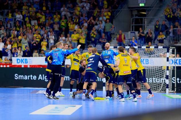 The Rhein Neckar Löwen players cheer together on the pitch in front of enthusiastic fans Recognizable are David Möré 15 , Sebastian Heymann 13 , Tim Nothdurft 8 as well as Mike Jensen 20 and Steven Plucnar Jacobsen 9 Rhein Neckar Löwen celebrate with David Möré, Sebastian Heymann and Tim Nothdurft Copyright: xspeedshotx