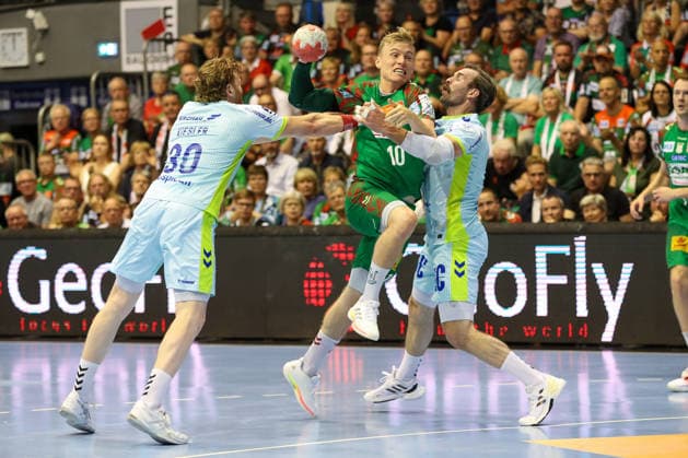 03 06 2026, xgox, Handball Daikin HBL SC Magdeburg VfL Gummersbach emspor, v l Tom Kiesler Gummersbach, 30 ,Gisli Thorgeir Kristjansson Magdeburg, 10 , Teitur Orn Einarsson Gummersbach, 14 duel, duel, fight, tackle Magdeburg
