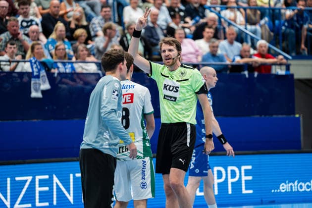 TBV Lemgo Lippe GER vs SC DHfK Leipzig GER , Handball, Daikin Handball Bundesliga, Matchday 33, 3 6 2026, Season 2025 2026, Lemgo The referee gives Staffan Peter SC DHfK Leipzig, 18 a 2 minute penalty Lemgo Phoenix Contact Arena Germany