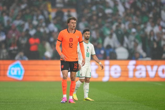 Fußball, Testspiel, Niederlande - Algerien International Friendly, Länderspiel, Nationalmannschaft The Netherlands v Algeria Rotterdam - Mats Wieffer of The Netherlands, Mohamed Amoura of Algeria during an International Friendly match between The Netherlands and Algeria at De Kuip on 3 June 2026 in Rotterdam, The Netherlands. (VK Sportphoto Danny de Groot) Copyright: xDannyxdexGrootx