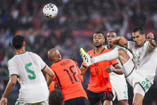 Fußball, Testspiel, Niederlande - Algerien #3 ROTTERDAM , 03-06-2026 , Stadium Feijenoord de Kuip , season 2025 2026 , FIFA International football , friendly match between The Netherlands and Algeria , picture shows Netherlands player Donyell Malen, Netherlands player Cody Gapko, Algeria player Aissa Mandi Netherlands - Algeria (friendly)  x204134250x Copyright: