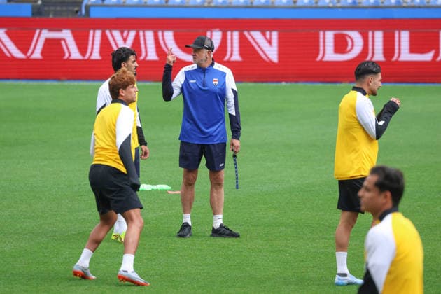 Fußball, FIFA WM 2026, Nationalteam Spanien, Training Spain - Official training session of the Iraqi team - 03 06 2026 SPAIN, LA CORUNA, JUNE 03: Graham Arnold Head Coach of Iraq during the official training session of the Iraqi team the day before the FIFA friendly football match between Spain and Iraq at Riazor Stadium on June 03, 2026 in La Coruna, Spain. Photo by Manuel Blondeau AOP.Press La Coruna Estadio Riazor Galicia Spain Copyright: x ManuelxBlondeau AOP.Pressx AOP20260603-00019
