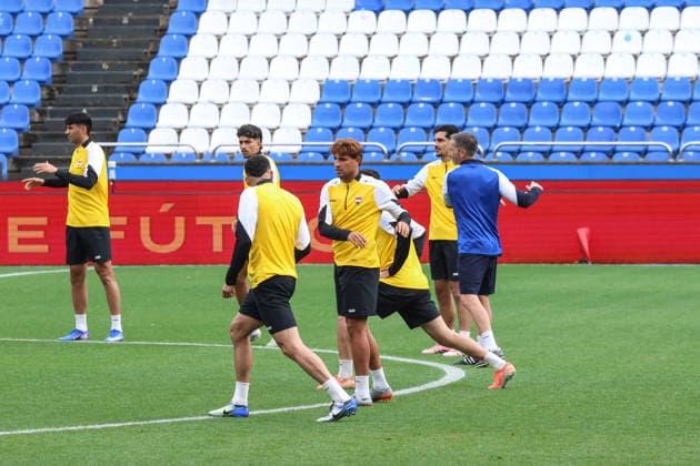 Fußball, FIFA WM 2026, Nationalteam Spanien, Training Spain - Official training session of the Iraqi team - 03 06 2026 SPAIN, LA CORUNA, JUNE 03: Mohanad Al-Shammari of Iraq (C) during the official training session of the Iraqi team the day before the FIFA friendly football match between Spain and Iraq at Riazor Stadium on June 03, 2026 in La Coruna, Spain. Photo by Manuel Blondeau AOP.Press La Coruna Estadio Riazor Galicia Spain Copyright: x ManuelxBlondeau AOP.Pressx AOP20260603-00037