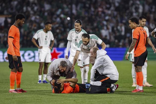 Fußball, Testspiel, Niederlande - Algerien #3 ROTTERDAM - Nathan AkÃ of the Netherlands is being treated on the pitch during the friendly international match, Länderspiel, Nationalmannschaft between the Netherlands and Algeria at Feyenoord stadium De Kuip on June 3, 2026, in Rotterdam, the Netherlands. The Dutch national team, Nationalteam is preparing for the 2026 FIFA World Cup, WM, Weltmeisterschaft, Fussball BAS CZERWINSKI ANP International Friendly, Länderspiel, Nationalmannschaft 2026 xVIxANPxSportx xxANPxIVx 560016410 originalFilename: 560016410.jpg