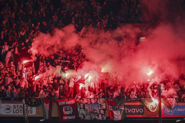 Fußball, Testspiel, Niederlande - Algerien #4 ROTTERDAM - Algerian supporters light flares during the friendly international match, Länderspiel, Nationalmannschaft between the Netherlands and Algeria at Feyenoord stadium De Kuip on June 3, 2026, in Rotterdam, the Netherlands. The Dutch national team, Nationalteam is preparing for the 2026 World Cup. BAS CZERWINSKI ANP International Friendly, Länderspiel, Nationalmannschaft 2026 xVIxANPxSportx xxANPxIVx 560017133 originalFilename: 560017133.jpg