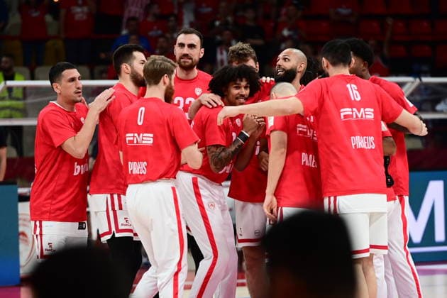 Basketball League, Olympiacos Piraeus vs Panathinaikos AKTOR Athens, Finals Game 1 - Players of Olympiacos Piraeus react during the Greek Basketball League basketball finals series game 1 match between Olympiacos Piraeus and Panathinaikos AKTOR Athenss held at Peace and Friendship Stadium, in Piraeus, Greece, on 3 June 2026. IMAGO ONE INCH PRODUCTIONS PIRAEUS Greece Copyright: xOnexInchxProductionsx 6989868