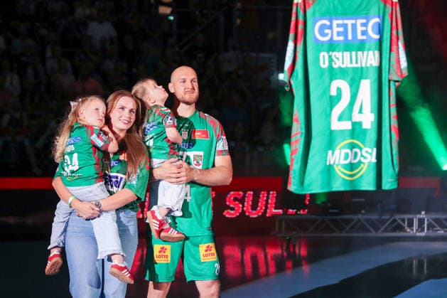 03 06 2026, xgox, Handball Daikin HBL SC Magdeburg VfL Gummersbach emspor, v l Christian O Sullivan Magdeburg, 24 with his wife Bettina, farewell, Farewell, Will be inducted into the Hall of Fame Magdeburg