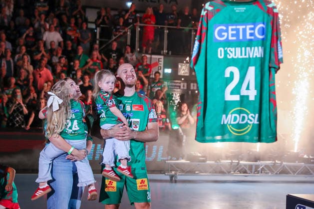 03 06 2026, xgox, Handball Daikin HBL SC Magdeburg VfL Gummersbach emspor, v l Christian O Sullivan Magdeburg, 24 with his wife Bettina, farewell, Farewell, Will be inducted into the Hall of Fame Magdeburg