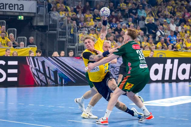 from left Edwin Aspenbäck RNL, 78 , Justus Fischer Die Recken, 54 , Lukas Stutzke Die Recken, 39 , duel, duel, tackle, tackling, dynamics, action, action, 03 06 2026, Mannheim Germany , Handball, Bundesliga, Rhein Neckar Löwen TSV Hannover Burgdorf xozx