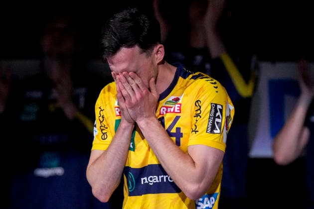 Patrick Groetzki RNL, 24 , player of Rhein Neckar Löwen, single picture, single photo, at his farewell, farewell as an active player from the club, at the end of his career, action, action, gets emotional and is close to tears, 03 06 2026, Mannheim Germany , Handball, Bundesliga, Rhein Neckar Löwen TSV Hannover Burgdorf xozx