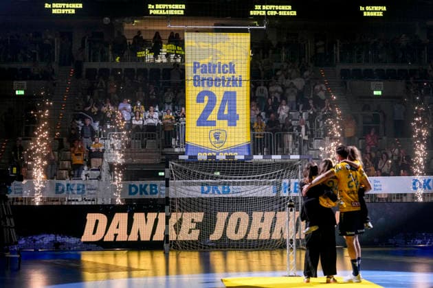 Patrick Groetzki RNL, 24 receives a banner with his name and shirt number 24 under the roof of the SAP Arena at the end of his career, at his farewell, Farewell as an active player from the club, Action, Action, Thank you Johnny, 03 06 2026, Mannheim Germany , Handball, Bundesliga, Rhein Neckar Löwen TSV Hannover Burgdorf xozx