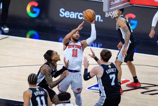 NBA, Basketball Herren, USA Finals Game 1 - New York Knicks at San Antonio Spurs New York Knicks guard Jalen Brunson (C) in action during Game 1 of the NBA Finals between the New York Knicks and the San Antonio Spurs in San Antonio, Texas, USA, 03 June 2026. SAN ANTONIO United States  Copyright: xADAMxDAVISx