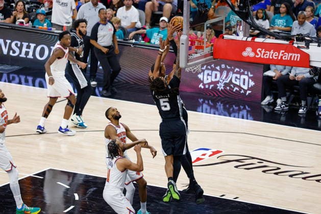 NBA, Basketball Herren, USA Finals Game 1 - New York Knicks at San Antonio Spurs San Antonio Spurs forward Victor Wembanyama (R) and San Antonio Spurs guard Stephon Castle (2-R) in action during Game 1 of the NBA Finals between the New York Knicks and the San Antonio Spurs in San Antonio, Texas, USA, 03 June 2026. SAN ANTONIO United States  Copyright: xADAMxDAVISx