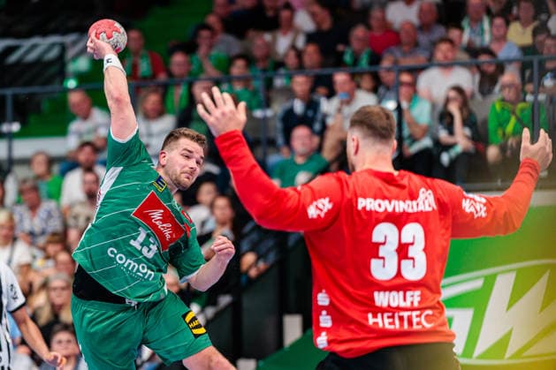 L R Ian Weber GWD Minden, 13 in goal throw against Andreas Wolff THW Kiel, 33 GER, GWD Minden vs THW Kiel, Handball, 1 Bundesliga, 33 Matchday, Season 2025 2026, 03 06 2026 GER, GWD Minden vs THW Kiel, Handball, 1 Bundesliga, 33 Matchday, Season 2025 2026, 03 06 2026 Minden Copyright: xEibner-Pressefoto JanxRollingerx EP_JSK