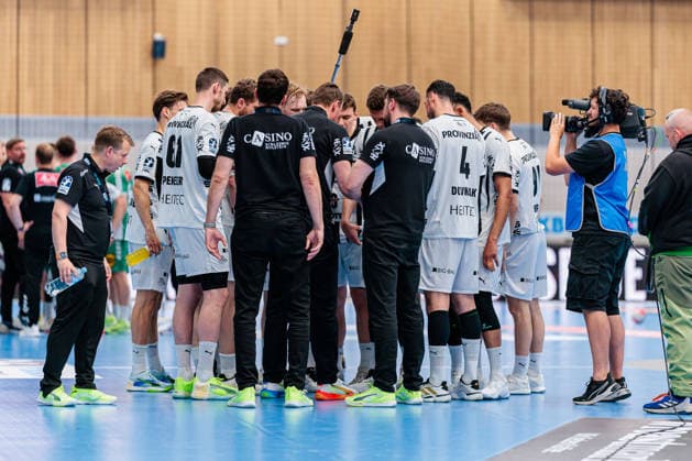 The THW Kiel team stands together at time-out GER, GWD Minden vs THW Kiel, Handball, 1 Bundesliga, Matchday 33, Season 2025 2026, 03 06 2026 GER, GWD Minden vs THW Kiel, Handball, 1 Bundesliga, Matchday 33, Season 2025 2026, 03 06 2026 Minden Copyright: xEibner-Pressefoto JanxRollingerx EP_JSK