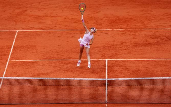 Sport Bilder des Tages Mirra Andreeva with an overhead smash to race into a 3-0 first set lead French Open Tennis, Day Twelve, Tennis, Roland Garros, Paris, France - 04 Jun 2026Paris Roland Garros France EDITORIAL USE ONLY No use with unauthorised audio, video, data, fixture lists, club league logos or live services. Online in-match use limited to 120 images, no video emulation. No use in betting, games or single club league player publications. Copyright: xJavierxGarcia Shutterstockx 16906558j
