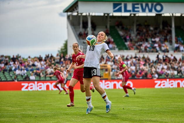 04 06 2026, GER, Womens soccer, International test matches, Friendly match, 2026, Germany U23 Denmark U23 Sophie Nachtigall 13, Germany U23w , free position, action, with ball, ball reception Leipzig Alfred Kunze Sportpark Sachsen Germany