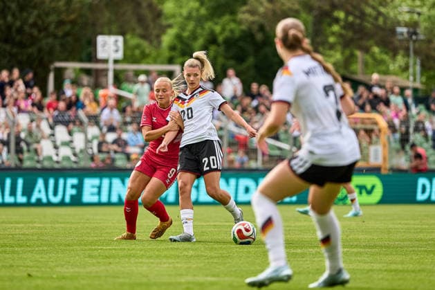 04 06 2026, GER, Womens soccer, International test matches, Friendly match, 2026, Germany U23 Denmark U23 Julia Landenberger 20, Germany U23w , action, with ball, duel Leipzig Alfred Kunze Sportpark Sachsen Germany