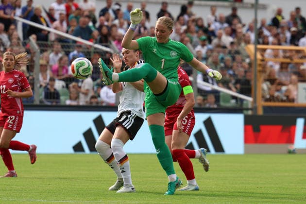 Germany U23 Women Friendly 2025 2026, Germany U23 vs Denmark U23, Alfred Kunze Sportpark Leipzig First contact in the match between Sophie Weidauer Germany U23 Women, 9 and Alberte Vingum Denmark U23 Women, 1 Copyright: xLucasxWalterx