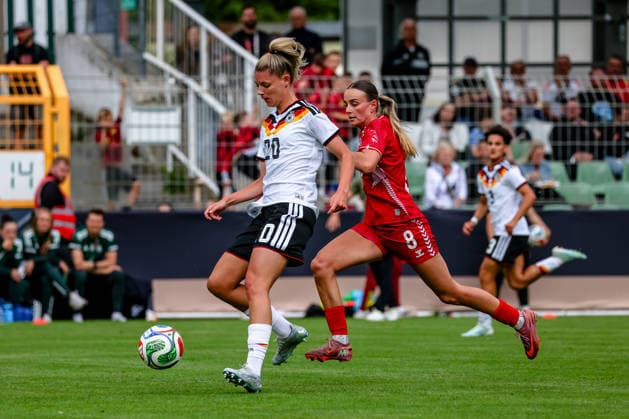 Julia Landenberger U23 Womens National Team Germany, 20 on the ball against Josefine Valvik U23 Womens National Team Denmark, 08 , GER, Germany vs Denmark, U23 Womens National Team, Test match, Season 2025 2026, 04 06 2026 ,¨ DFL REGULATIONS PROHIBIT ANY USE OF PHOTOGRAPHS AS IMAGE SEQUENCES AND OR QUASI VIDEO,¨ GER, Germany vs Denmark, U23 Womens National Team, Test Match, Season 2025 2026, 04 06 2026 Leipzig Copyright: xEibner-Pressefoto LauraxRoemerx EP_LRR