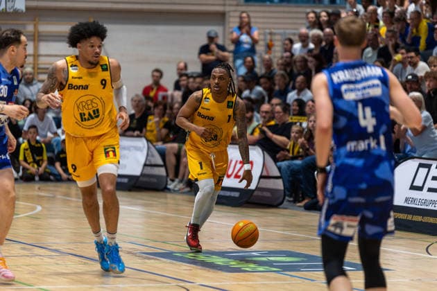 Tylan James Pope Bozic Estriche Knights Kirchheim, 09 Phillip Montreal Russell Bozic Estriche Knights Kirchheim, 01 Bjarne Kraushaar Phoenix Hagen, 04 GER, Bozic Estriche Knights Kirchheim vs Phoenix Hagen, BARMER 2 Basketball Bundesliga, Playoffs Final Game 1, Season 2025 2026, 04 06 2026 GER, Bozic Estriche Knights Kirchheim vs Phoenix Hagen, BARMER 2 Basketball Bundesliga, Playoffs Final Game 1, Season 2025 2026, 04 06 2026 Kirchheim unter Teck Copyright: xEibner-Pressefoto NinaxSanderx EP_NSR