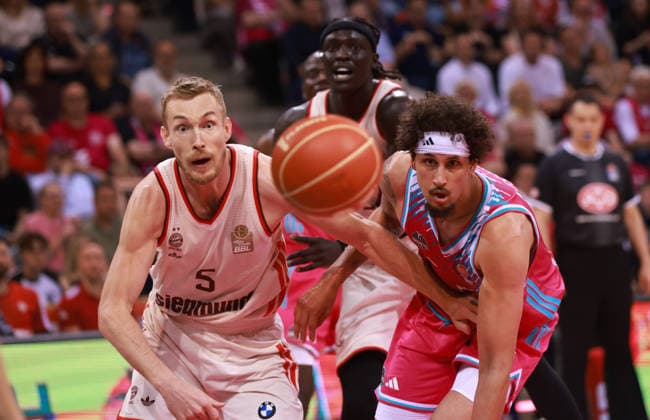 Niels Giffey Bayern, L against Michael Kessens Bonn , Bonn, Germany, 04 06 2026, Basketball Bundesliga, 3 Semifinal, Telekom Baskets Bonn vs FC Bayern Munich Basketball